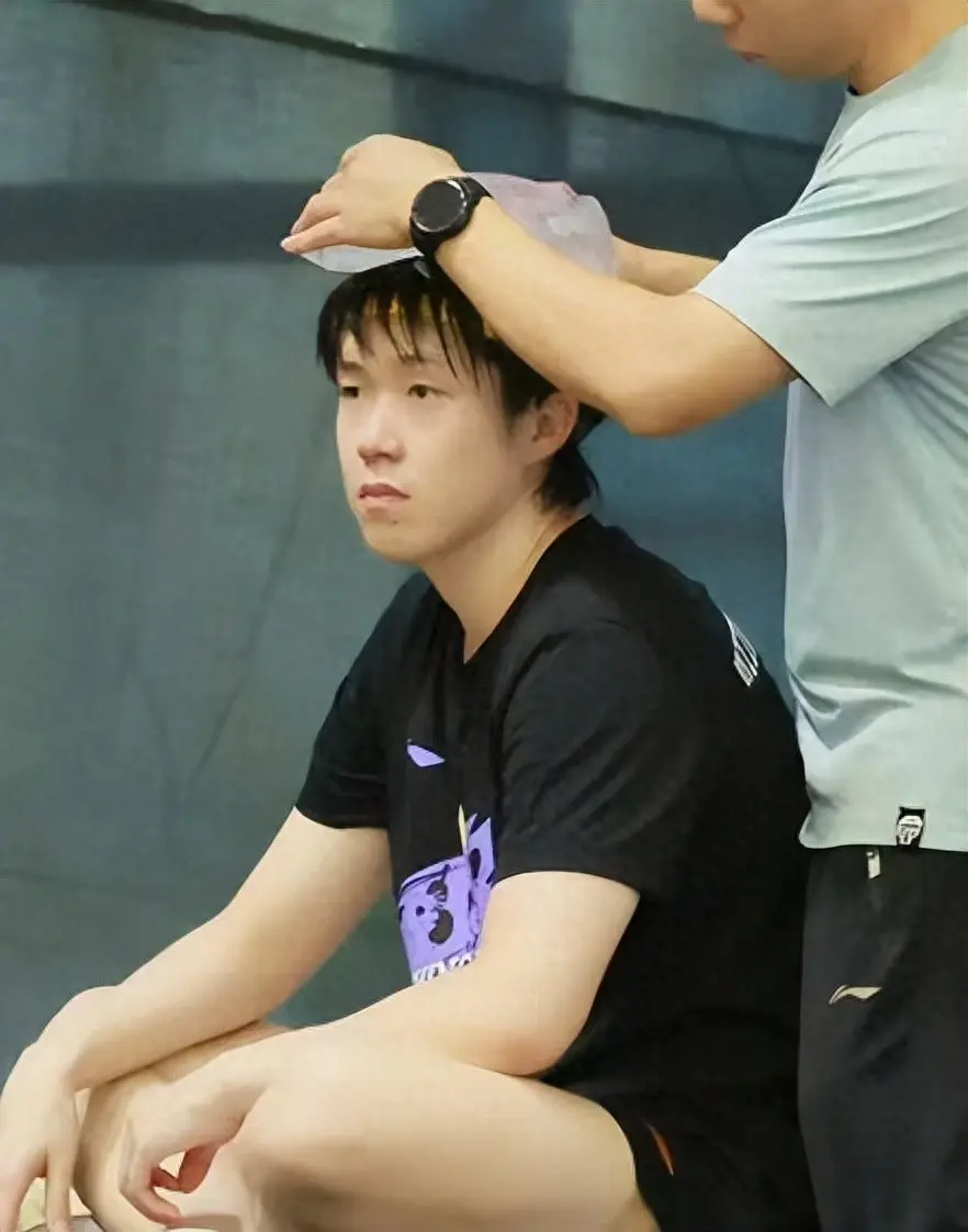 捷希缘配资 王楚钦油头出征印度亚锦赛背后：国乒队员的“不洗头”辛酸